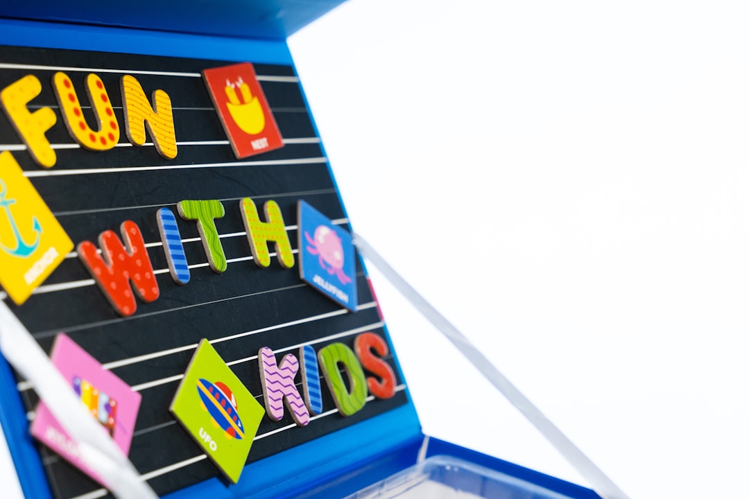 découvrez notre sélection de jouets montessori, conçus pour stimuler l'apprentissage et le développement des enfants grâce à des jeux éducatifs et ludiques. favorisez la créativité et l'autonomie avec des matériaux de qualité.